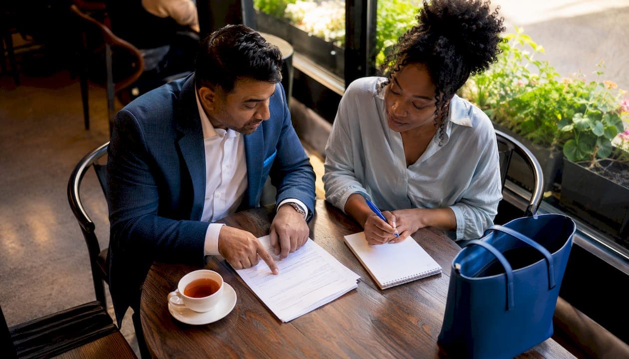 What does a mortgage broker do for Canadian homebuyers?